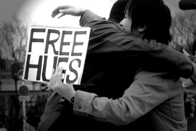 Smile at 100 strangers and Join a Free Hugs Campaign